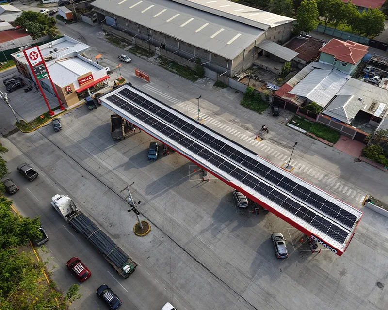 Instalación solar fotovoltaica sobre la marquesina de una gasolinera Texaco realizada por Powergy Solutions en San Pedro Sula, Honduras